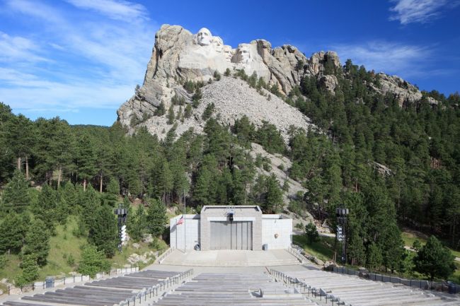 Как создавали национальный мемориал в честь четырех президентов США?
