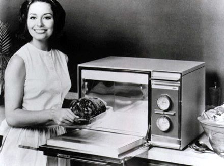 Кто и когда изобрел микроволновую печь?