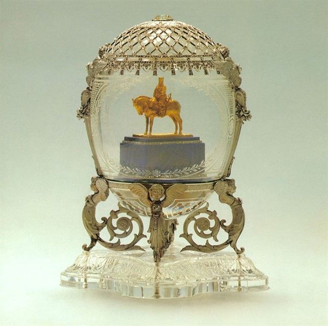 Пасхальное яйцо с памятником императору Александру III.