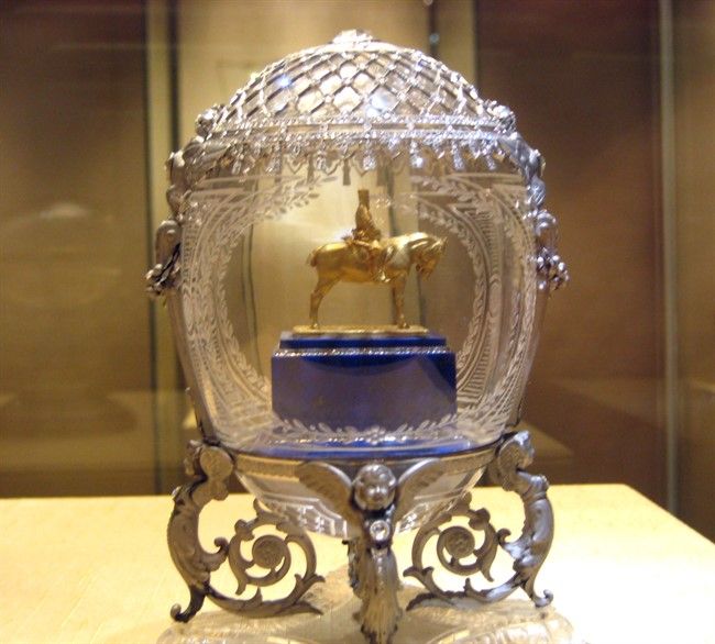 Пасхальное яйцо с памятником императору Александру III.